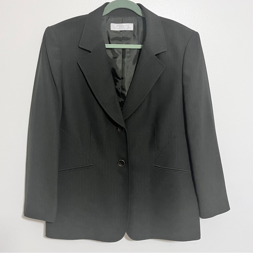 EUC Tahari Women's olive green pantsuit size 16 MAKE AN OFFER